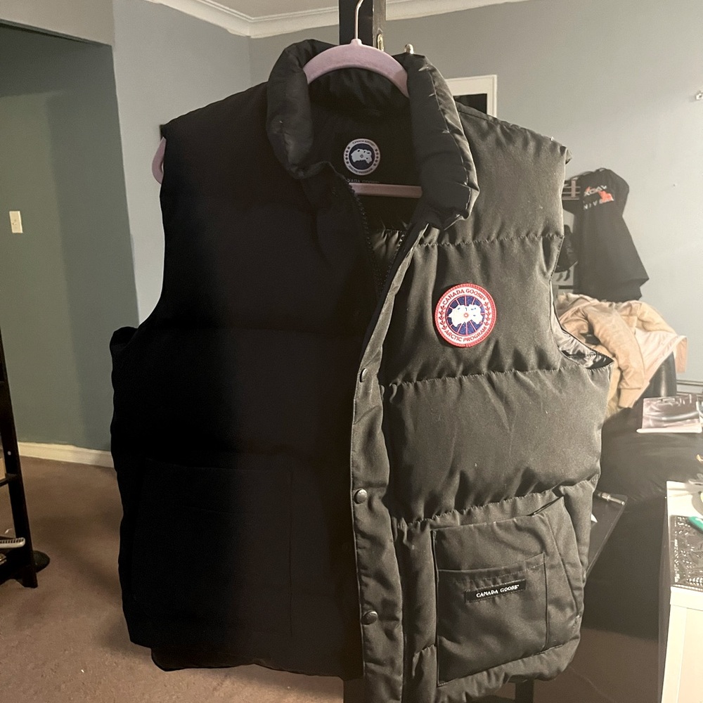 NWT Large men’s CANADA GOOSE Puffer Vest - 10/10 quality - Warm for winter!